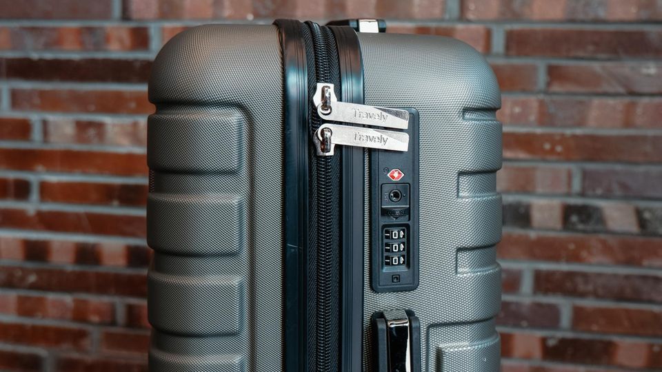 Der Travely Koffer hat ein TSA-Zahlenschloss.