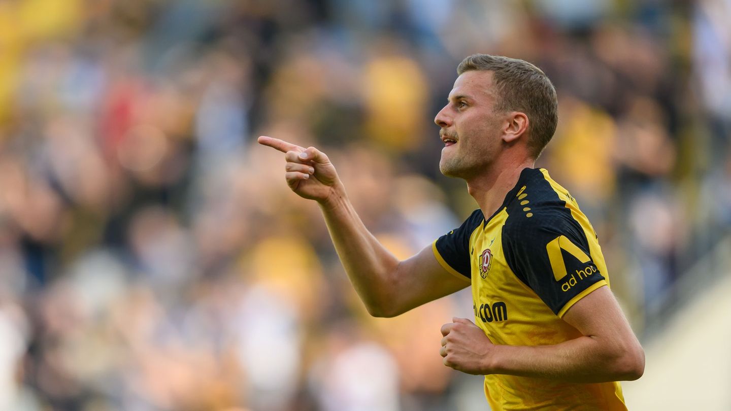 Christoph Daferner bringt Dynamo im Testspiel per Elfmeter in Führung. (Archivbild) Foto: Robert Michael/dpa/ZB