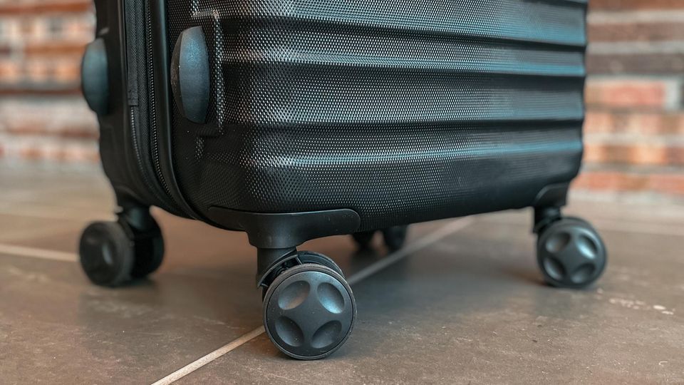 Der Amazon Koffer ist mit sogenannten Spinner-Rollen.