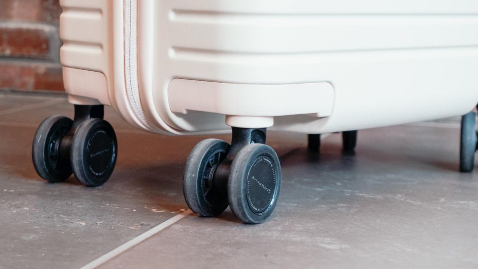 Die Rollen des Kaptn & Son Koffers lassen sich in alle Richtungen bewegen