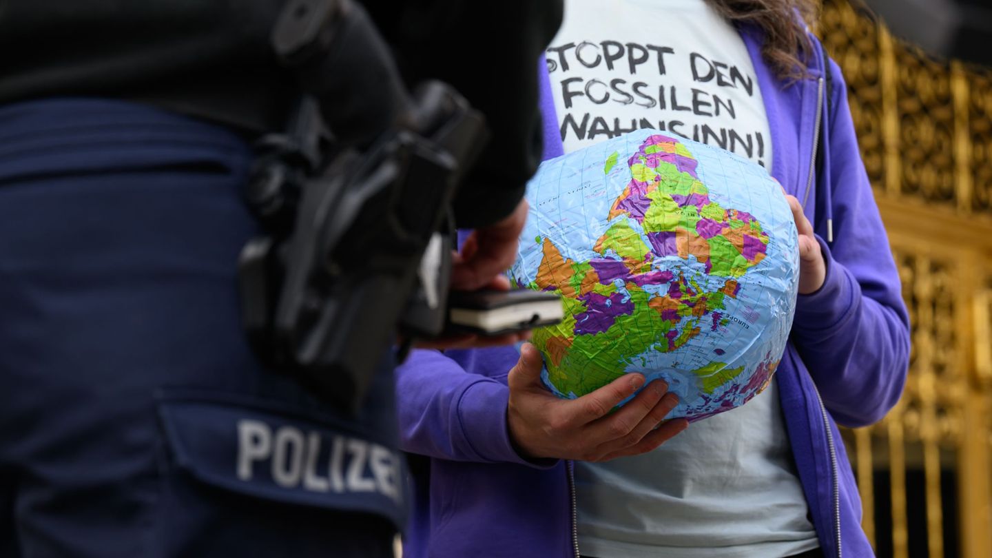 Der Protest gegen die Aufweichung von Klimaschutzzielen in Dresden geht weiter. Foto: Robert Michael/dpa