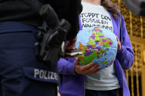 Der Protest gegen die Aufweichung von Klimaschutzzielen in Dresden geht weiter. Foto: Robert Michael/dpa