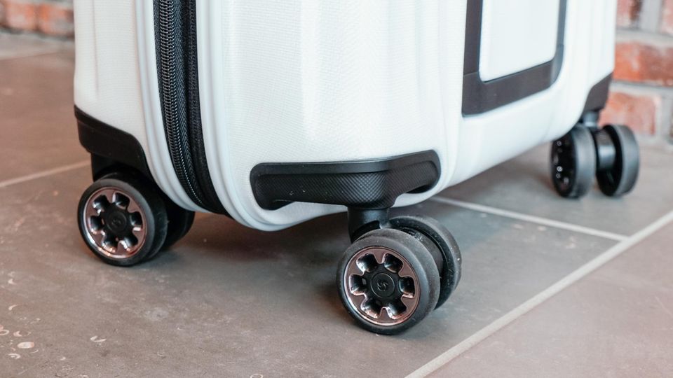 Der Samsonite-Koffer sticht besonders mit ruhigeren und geräuschärmeren Rollverhalten heraus.