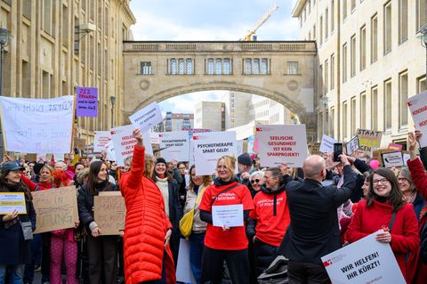 Die Kundgebung fand am Gesundheitsministerium statt. Foto: Soeren Stache/dpa