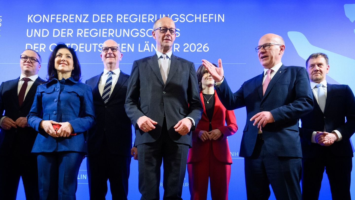 Brandenburgs Ministerpräsident Dietmar Woidke (SPD) dringt auf mehr Maßnahmen des Bundes gegen hohe Spritpreise. Foto: Bernd von