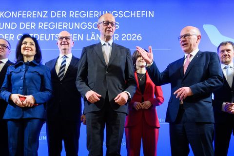 Brandenburgs Ministerpräsident Dietmar Woidke (SPD) dringt auf mehr Maßnahmen des Bundes gegen hohe Spritpreise. Foto: Bernd von