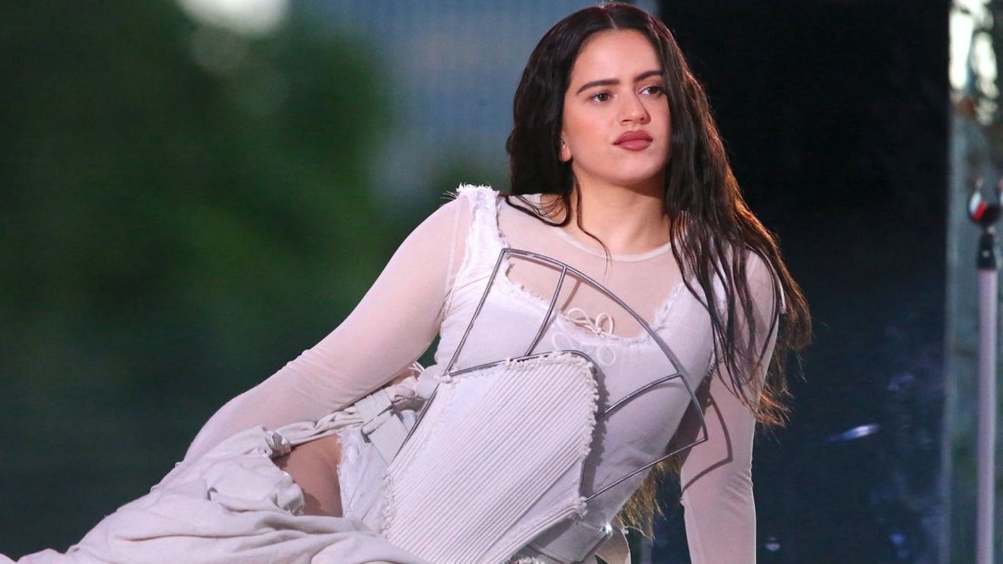 Rosalía hat ein Konzert in Mailand vorzeitig abgebrochen - aus gesundheitlichen Gründen.