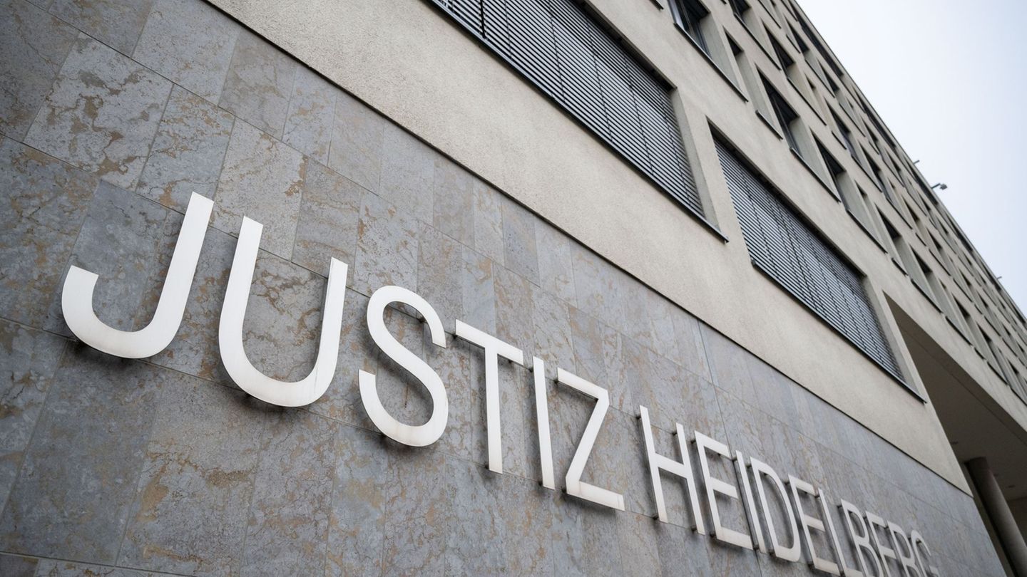 Ein Lastwagenfaher soll zwei Frauen im "toten Winkel" übersehen haben. (Archivbild) Foto: Marjian Murat/dpa