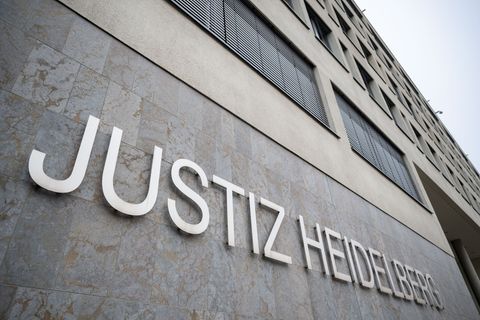 Ein Lastwagenfaher soll zwei Frauen im "toten Winkel" übersehen haben. (Archivbild) Foto: Marjian Murat/dpa