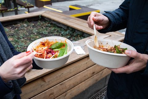 Auf Einwegverpackungen und Wegwerfgeschirr müssen Imbissbuden-Betreiber und Restaurants in Potsdam ab Juli Verpackungssteuer zah