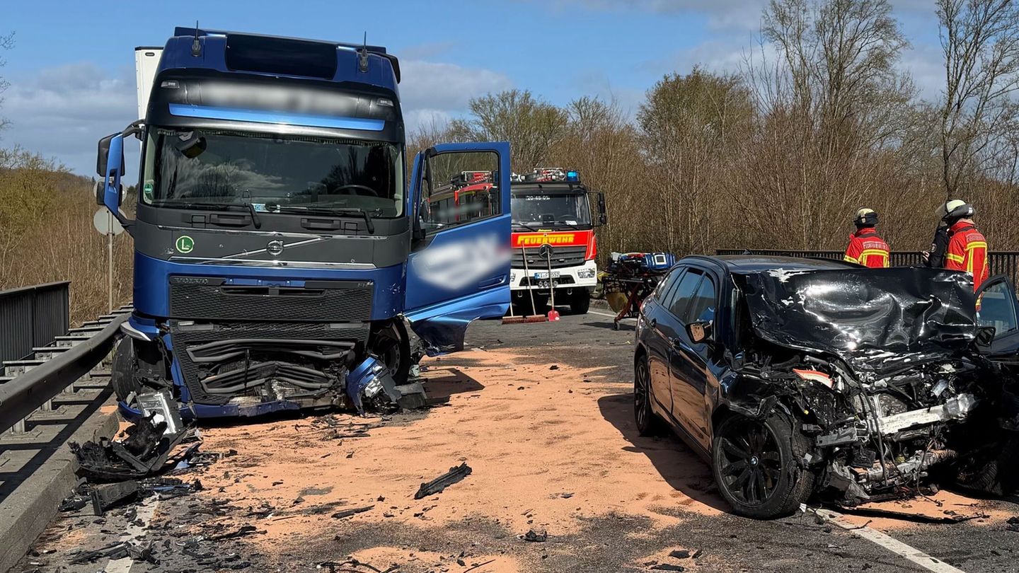 Bei dem Frontalzusammenstoß in Kiel starb eine Frau. Foto: André Klohn/dpa
