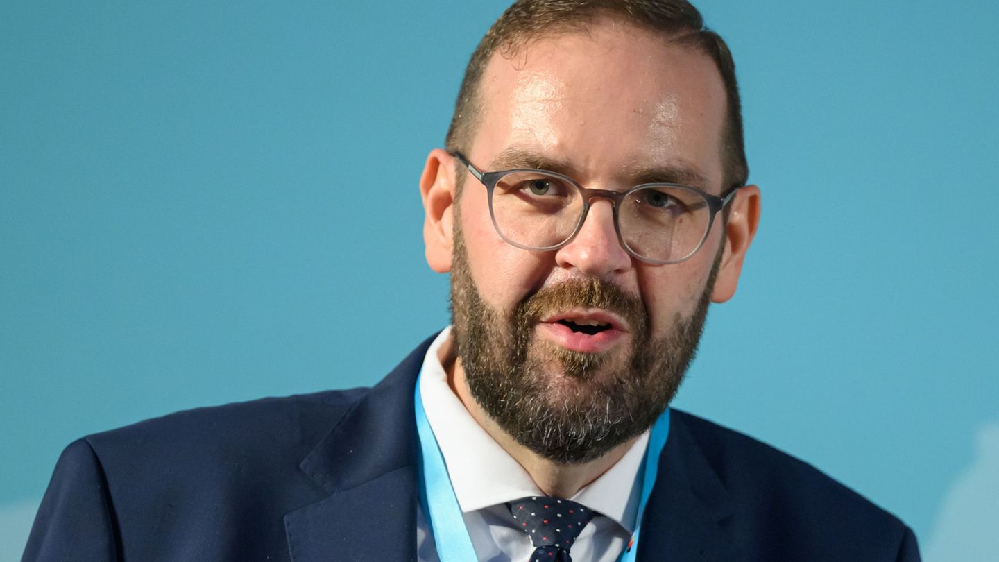 Brandenburgs Bildungsminister Gordon Hoffmann (CDU) hat Schülern Unterstützung zugesagt - und dabei getanzt (Archivbild). Foto: