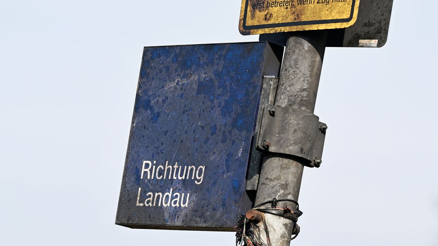 Auch ein Hinweisschild am Bahnhof ist bei dem Unfall verkohlt worden. (Symbolbild) Foto: Uwe Anspach/dpa