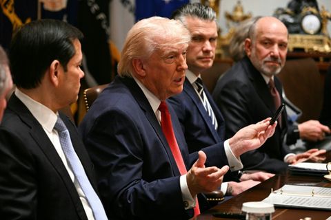 Präsident Donald Trump mit Kabinettsmitgliedern