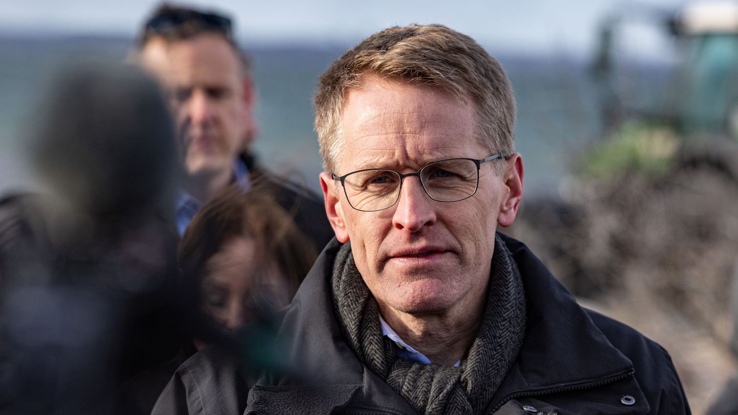 Daniel Günther beobachtete die Baggerarbeiten vor Timmendorfer Strand. Foto: Ulrich Perrey/dpa