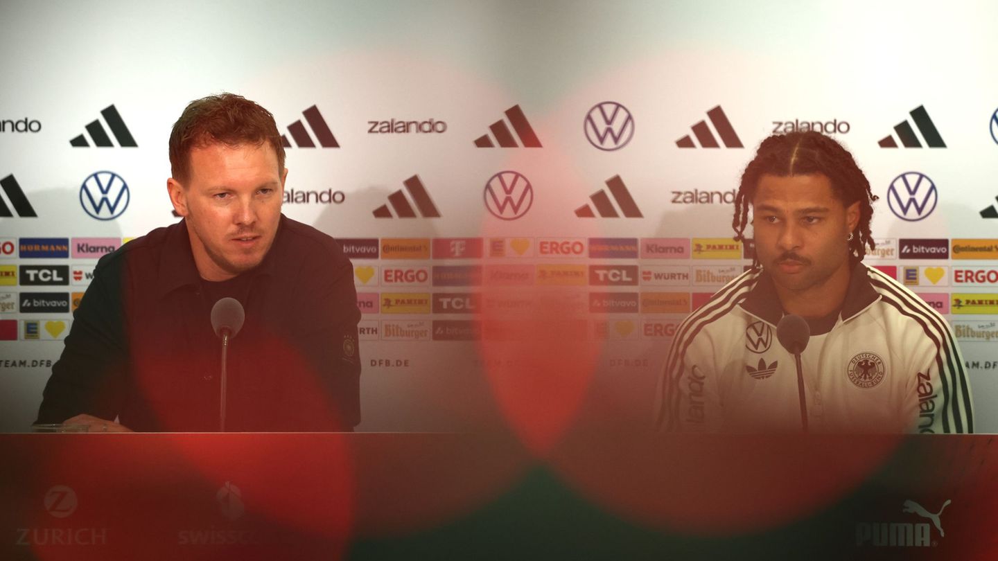 Julian Nagelsmann (l) und Serge Gnabry sprechen bei der DFB-Pressekonferenz. Foto: Christian Charisius/dpa