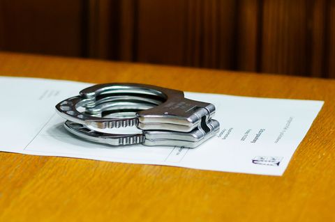 Ein junger Mann wird beschuldigt, eine 18-Jährige in einem Regionalzug mit einem Messer angegriffen zu haben - nun sitzt er in U