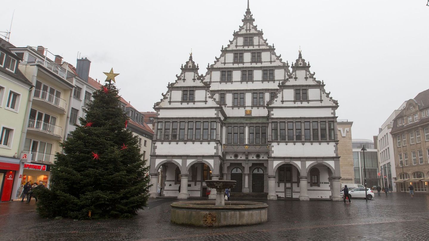 Der Rat der Stadt Paderborn stimmt über einen Antrag ab, um eine Straße und einen Platz umzubenennen, die die Namen von ehemalig
