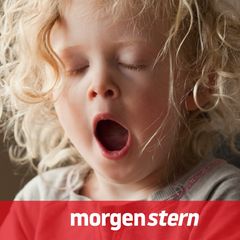 Ein kleines Kind gähnt. Die Zeitumstellung macht müde: Am 29. März beginnt die Sommerzeit 2026.