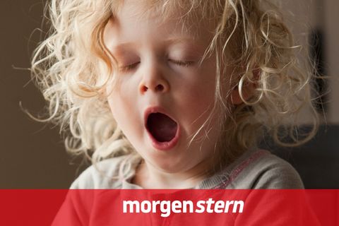 Ein kleines Kind gähnt. Die Zeitumstellung macht müde: Am 29. März beginnt die Sommerzeit 2026.