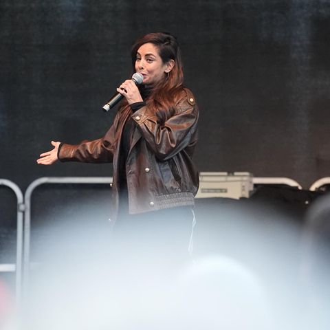 Collien Fernandes spricht mit Tränen in den Augen in ein Mikrofon