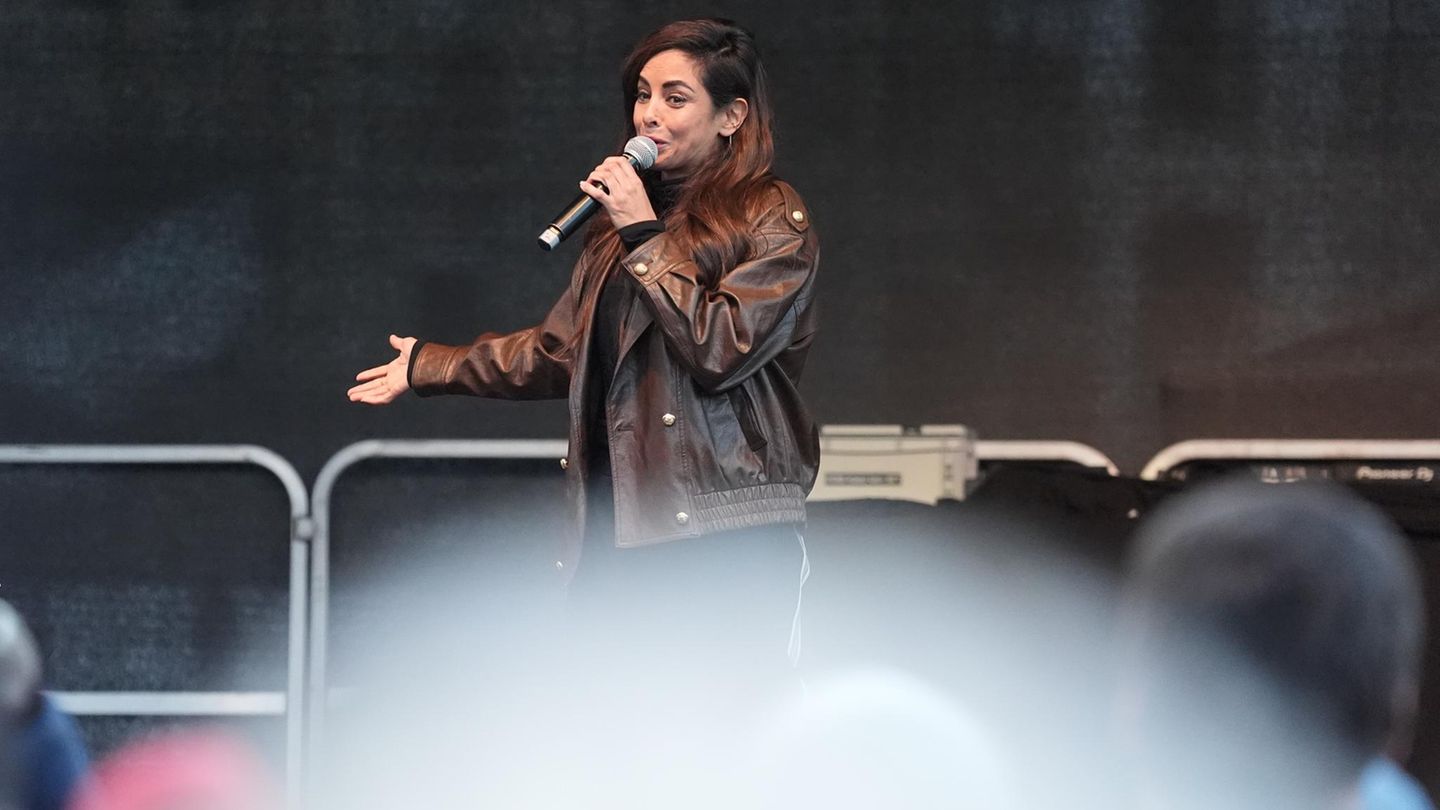 Collien Fernandes spricht mit Tränen in den Augen in ein Mikrofon