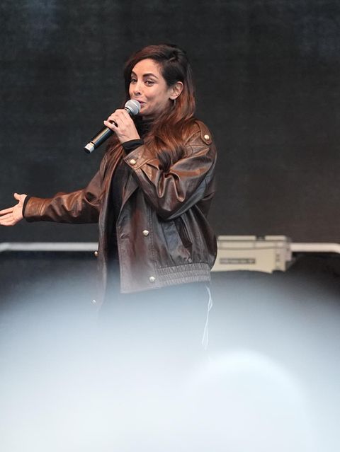 Collien Fernandes spricht mit Tränen in den Augen in ein Mikrofon