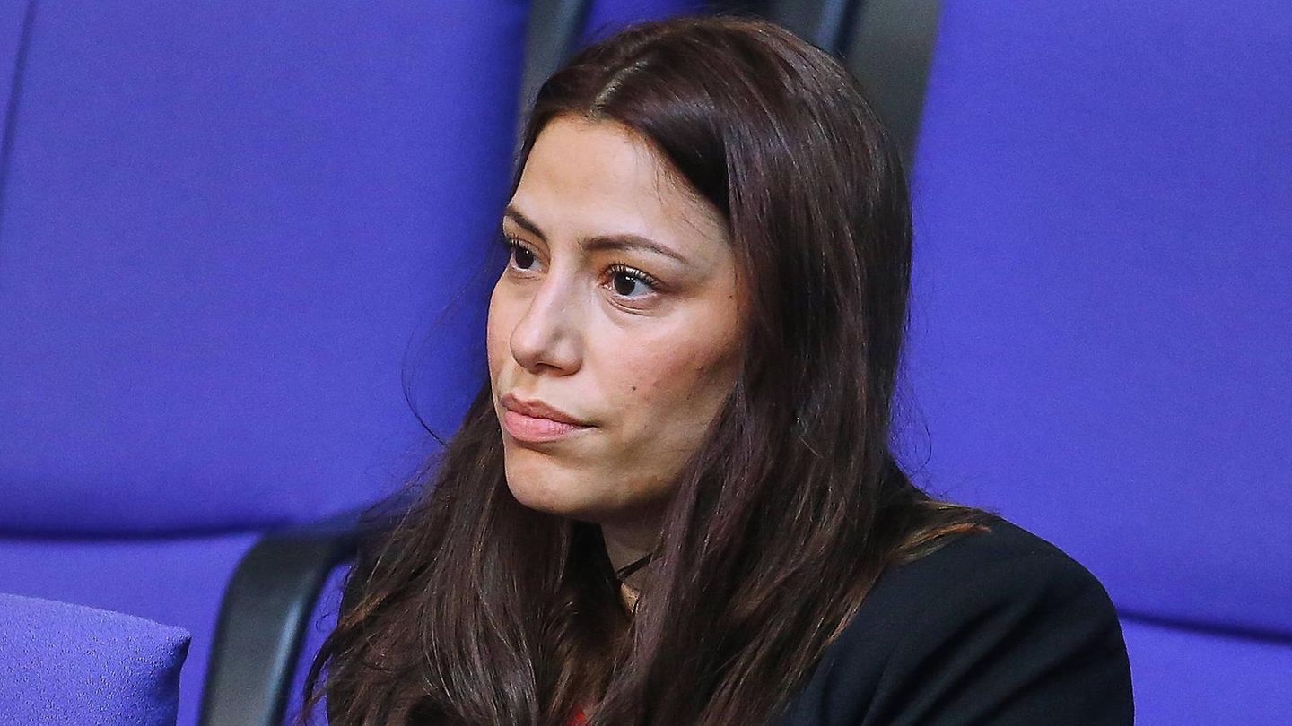 Politische Provokation: Linken-Abgeordnete Köktürk kontern Merz’ Zuwanderungskritik mit Stinkefinger