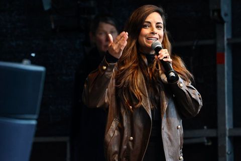 Collien Fernandes auf einer Demonstration in Hamburg, an der sie aufgrund von Morddrohungen zunächst nicht teilnehmen wollte.