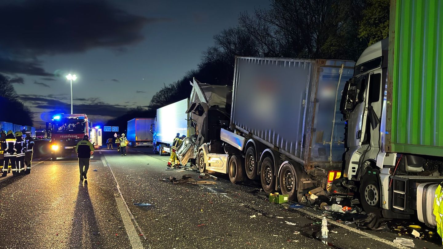 Unfälle: Schwerer Lkw-Unfall auf A2 – drei Menschen eingeklemmt