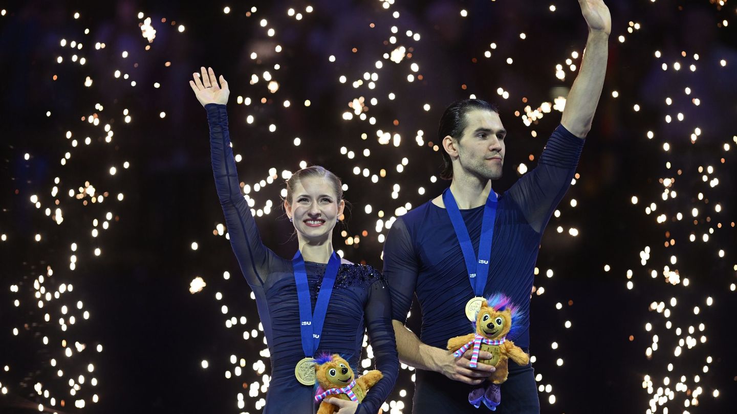 Minerva Hase (l) und Nikita Volodin feierten ihren Gold-Coup. Foto: Øíhová Michaela/CTK/dpa