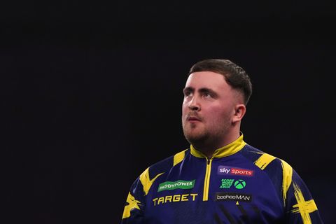 Luke Littler gewinnt in Berlin. (Archivbild) Foto: Dave Shopland/AP/dpa