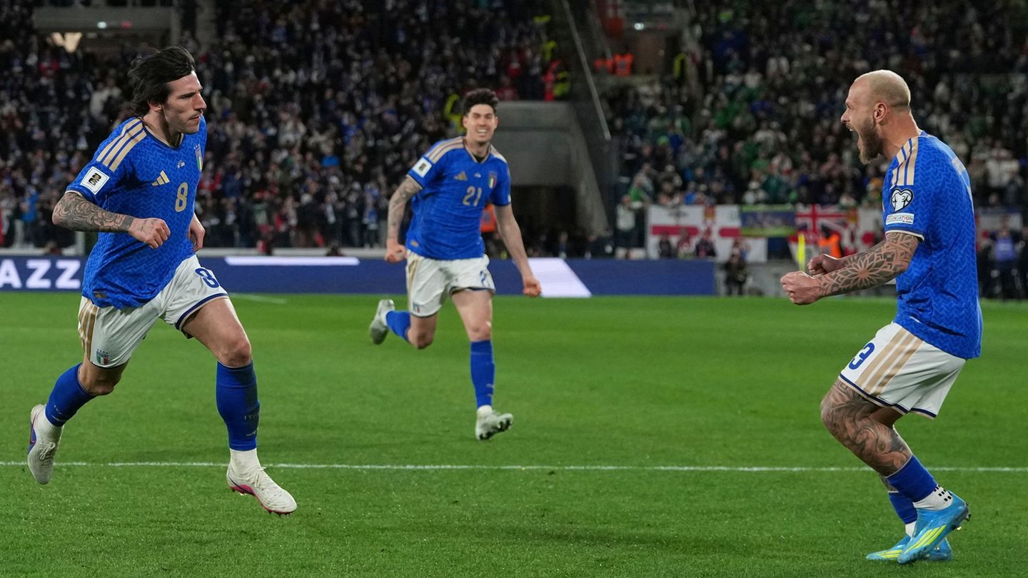 Mit einem Tor und einer Vorlage ist Sandro Tonali (l) der Mann des Abends für Italien gegen Nordirland. Foto: Antonio Calanni/AP