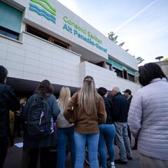 Eine Gruppe von Menschen protestiert am Eingang des Krankenhauses Sant Camil