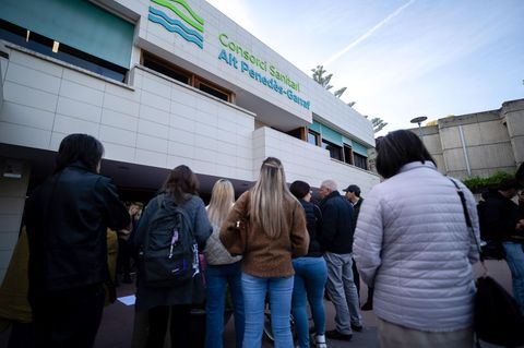Eine Gruppe von Menschen protestiert am Eingang des Krankenhauses Sant Camil