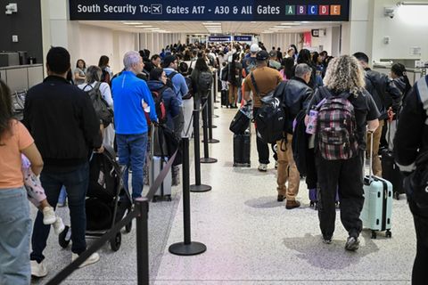 Wartende Passagiere am Flughafen in Houston