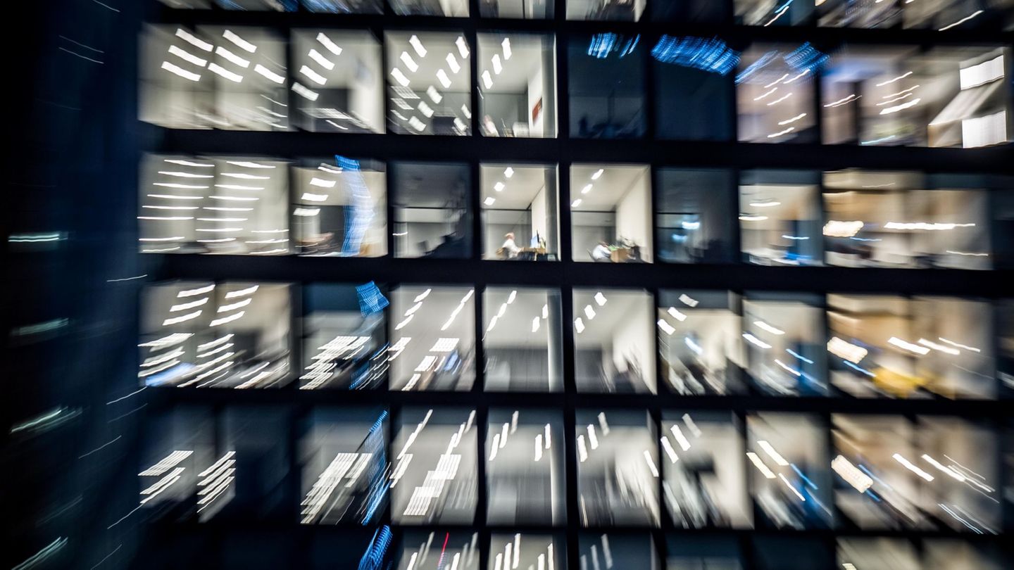 Arbeitswelt: Umfrage: Beschäftigte täuschen Engagement vor