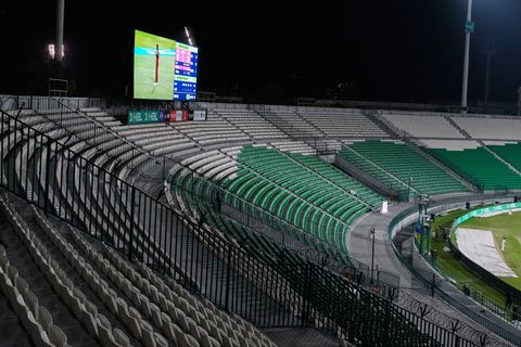 Um Sprit zu sparen, spielt die pakistanische Kricket-Liga seit Donnerstag vor leeren Rängen. Foto: K.M. Chaudary/AP/dpa