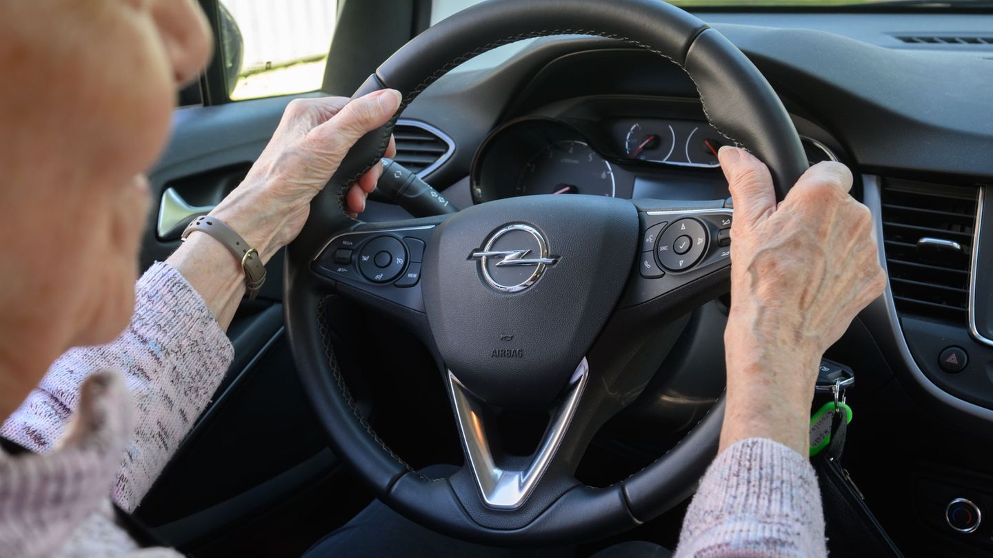In Niesky (Sachsen) hatte eine 84 Jahre alte Frau einen Wagen mit mehreren Kindern an einem Zebrastreifen erfasst. (Symbolbild)