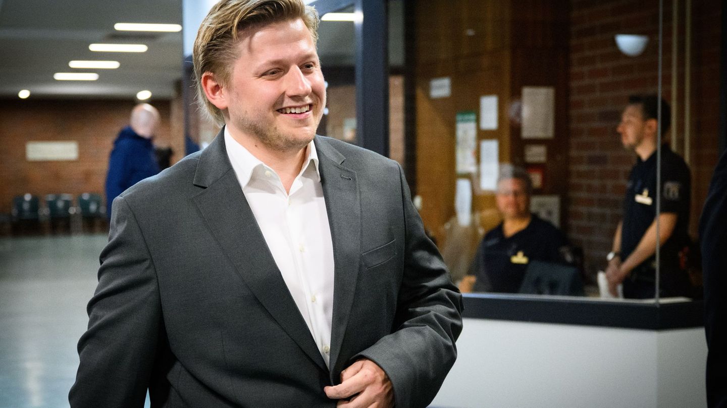 "El Hotzo" auf dem Weg zum ersten Prozess, der im Juli mit Freispruch endete. Nun muss der Satiriker erneut vor Gericht. (Archiv