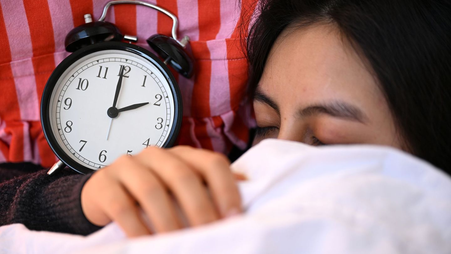 Zeitumstellung: Sommerzeit steht an - Uhren werden Sonntag vorgestellt