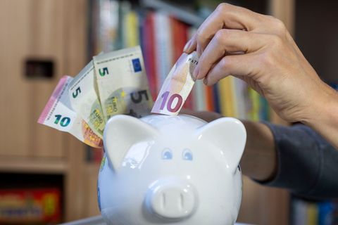 Viele Menschen sparen regelmäßig, am beliebtesten sind Tagesgeld und Festgeld. (Symbolbild) Foto: Hendrik Schmidt/dpa