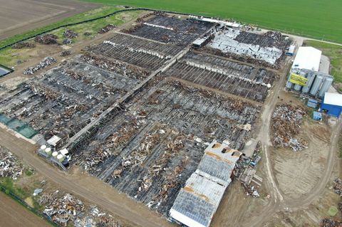 Zehntausende Tiere verendeten 2021 beim Brand in Alt Tellin. (Archivbild) Foto: Stefan Sauer/dpa-Zentralbild/dpa