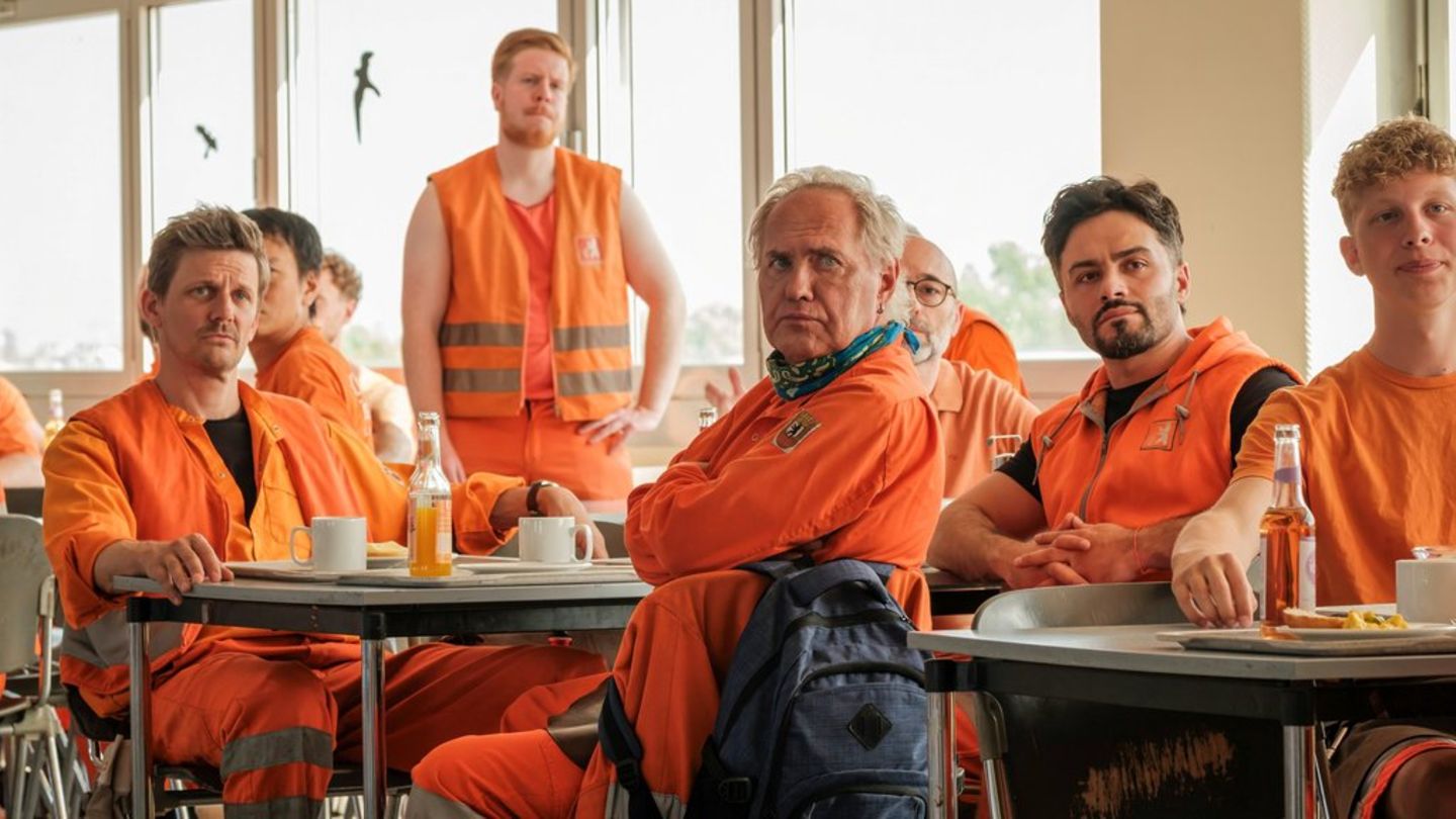 "Die Drei von der Müllabfuhr: Miese Abzocke": Käpt'n Werner Träsch (Uwe Ochsenknecht, v.) und seine Kollegen erfahren, dass di