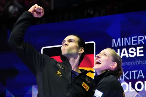 Auch nach ihrem Gold-Coup in Prag haben Minerva Hase (r) und Nikita Volodin ihre Zukunft offen gelassen. Foto: Petr David Josek/