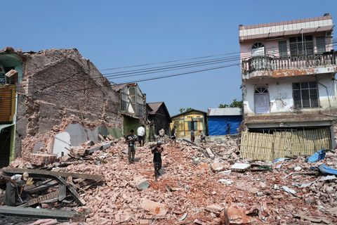 Unzählige Häuser stürzten bei dem Erdbeben der Stärke 7,7 ein. (Archivbild) Foto: Aung Shine Oo/AP/dpa