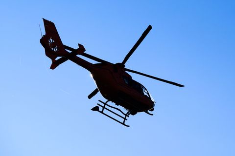 Ein Rettungshubschrauber landete an der Unfallstelle. (Symbolbild) Foto: Julian Stratenschulte/dpa