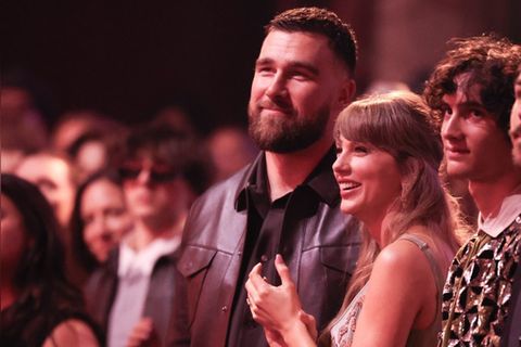 Travis Kelce hat seine Unterstützung für Taylor Swift bei den iHeartRadio Music Awards gezeigt.