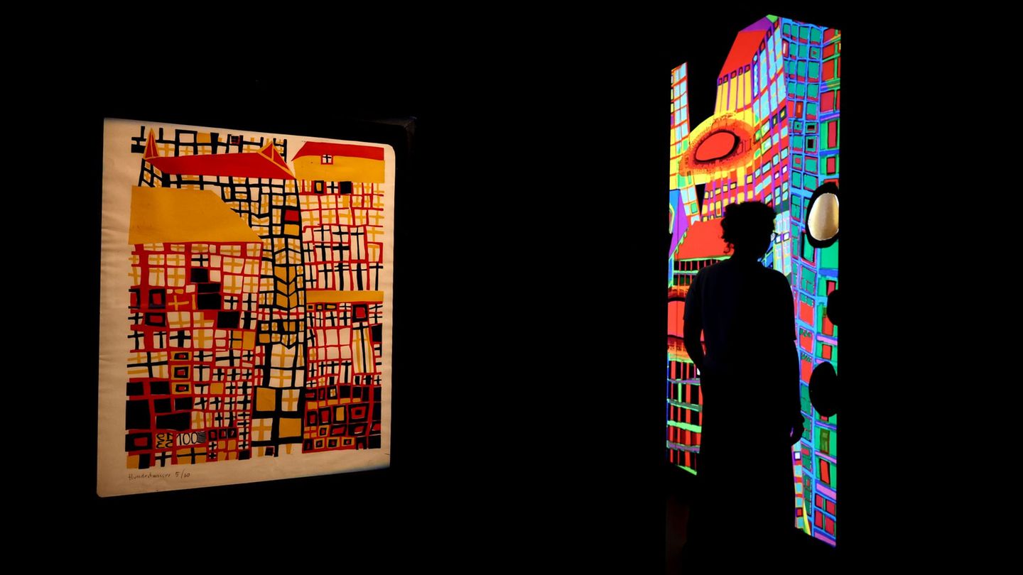 Hundertwasser ist bekannt für bunte Farben wie im Linolschnitt "Drei hohe Häuser". Foto: Karl-Josef Hildenbrand/dpa