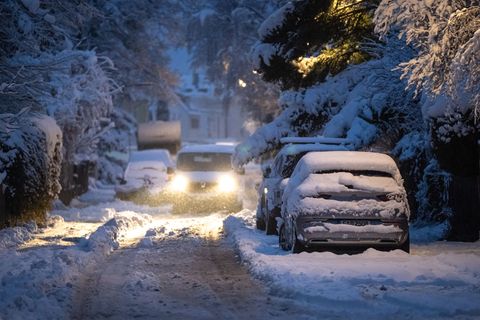 Das Winterwetter sorgt für glatte Straßen in Oberbayern. (Symbolbild) Foto: Lukas Barth-Tuttas/dpa